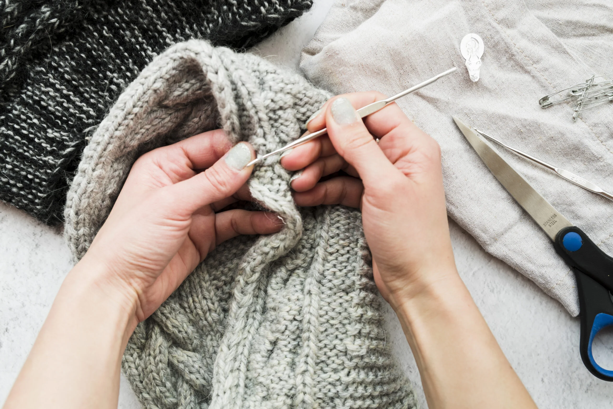 detalle manos mujer ganchillo aguja crochet scaled